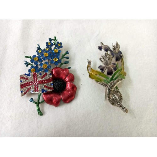 1036 - A mixed lot of sparkly brooches.