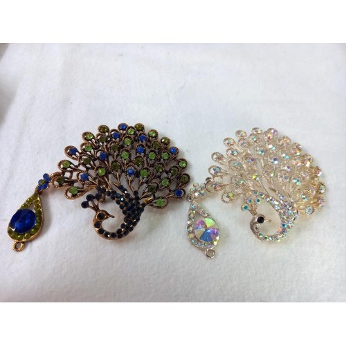 1036 - A mixed lot of sparkly brooches.