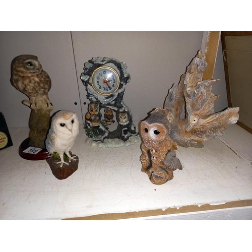 105 - An owl clock and 4 owl figures