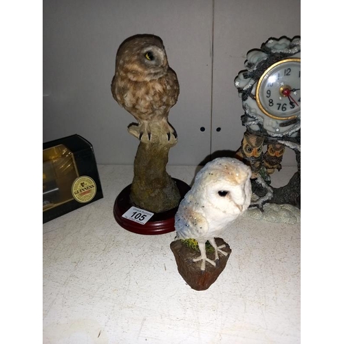 105 - An owl clock and 4 owl figures