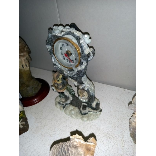 105 - An owl clock and 4 owl figures