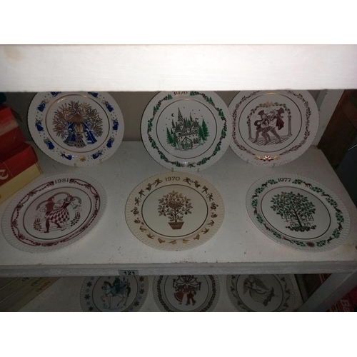 121 - 12 Spode Christmas plates dating from 1970 to 1981 (only 11 have boxes)