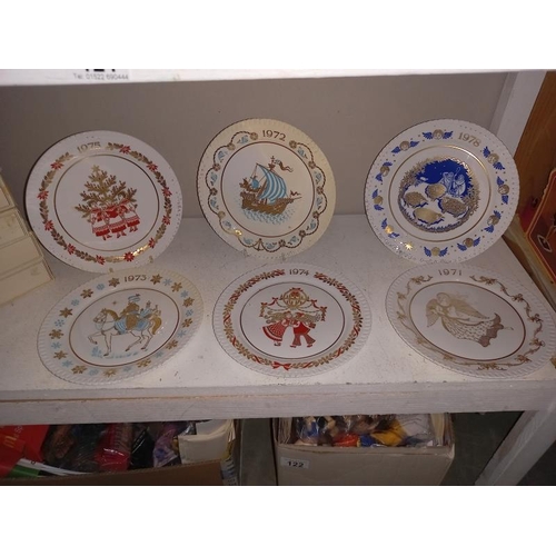 121 - 12 Spode Christmas plates dating from 1970 to 1981 (only 11 have boxes)