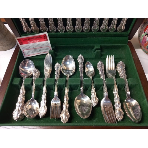 22 - A cased Oneida community cutlery set (62 pieces)