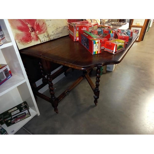 220 - A 1930's oak gate leg table