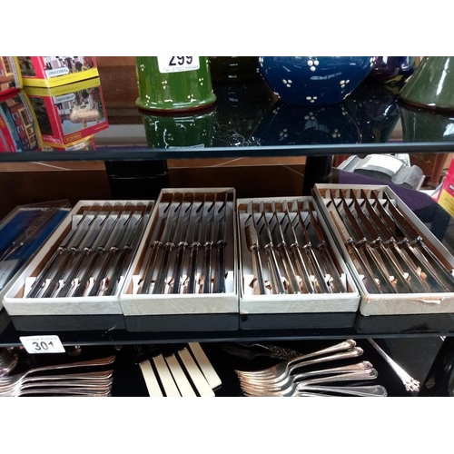 301 - A mixed lot of cased and loose cutlery.