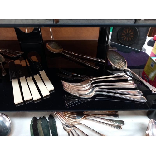 301 - A mixed lot of cased and loose cutlery.