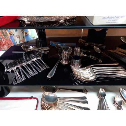 301 - A mixed lot of cased and loose cutlery.