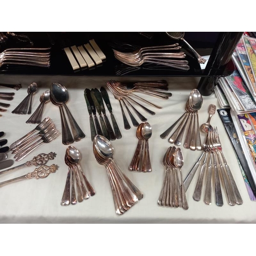 301 - A mixed lot of cased and loose cutlery.