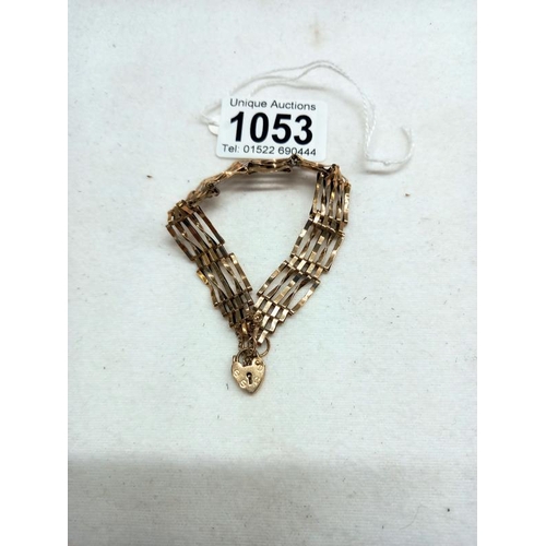 1053 - A 9ct gold gate bracelet.
8.3 grams.