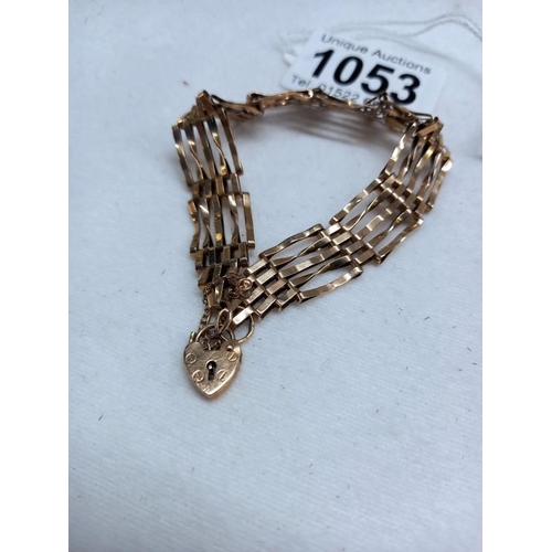 1053 - A 9ct gold gate bracelet.
8.3 grams.