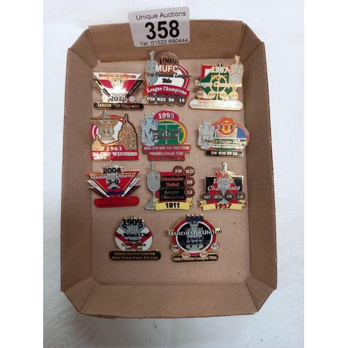 358 - 11 Danbury Mint Manchester United enamel football pin badges.