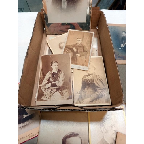 362 - A quantity of Victorian/Edwardian photographs.