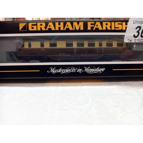 365 - A Graham Farish N gauge 371-626B GWR railcar No 22 shirt button chocolate cream with coaches.