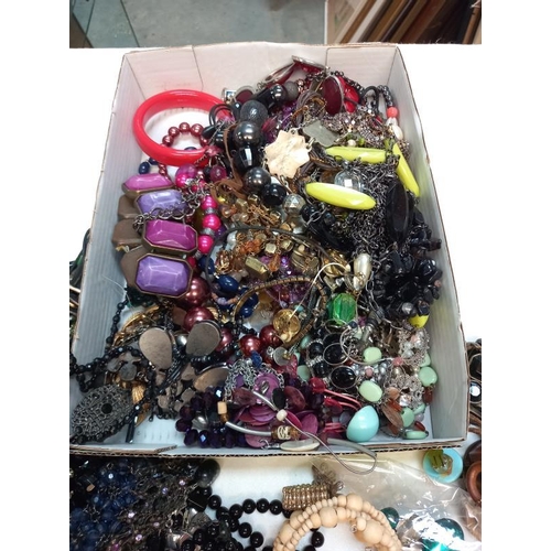 392 - A mixed lot of costume jewellery.