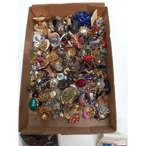 393 - A mixed lot of earrings and rings etc.