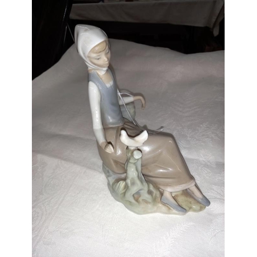 424 - A seated Lladro girl with dove.