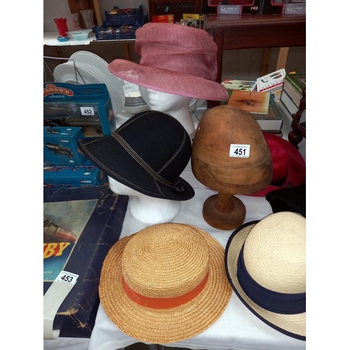 451 - A 19th/20th Century mushroom wooden hat stand and a quantity of vintage ladies hats. ( heads not inc... 