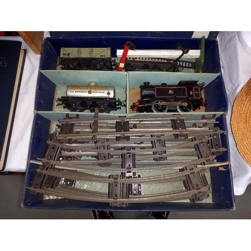 453 - A Hornby 0 gauge tank goods set no 40 clockwork train set.