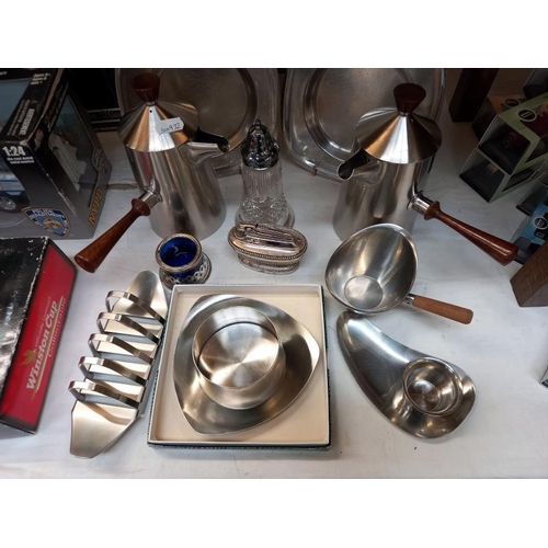 495 - A mixed lot of retro stainless steel kitchenalia items etc.