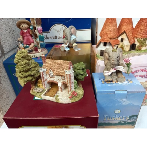 532 - A collection of boxed ornaments including David Winter, Sherratt and Simpson bulldog with cat etc.