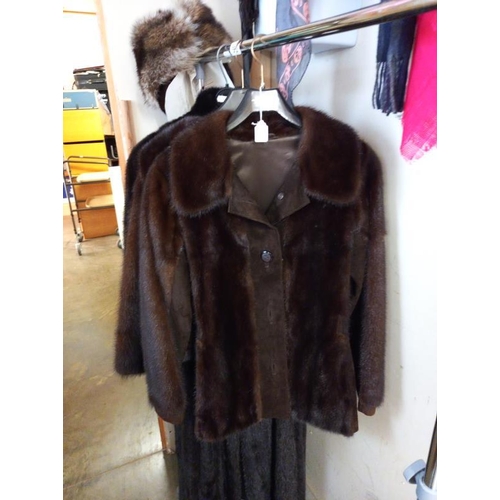 562 - A long mink coat, 2 short coats and 2 fur hats.

All appear in good condition.
No missing fur, moult... 