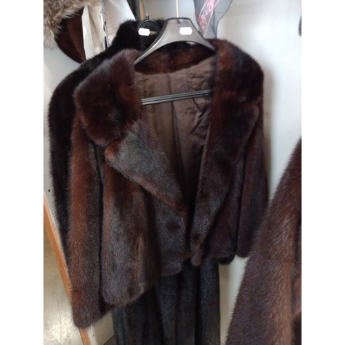 562 - A long mink coat, 2 short coats and 2 fur hats.

All appear in good condition.
No missing fur, moult... 