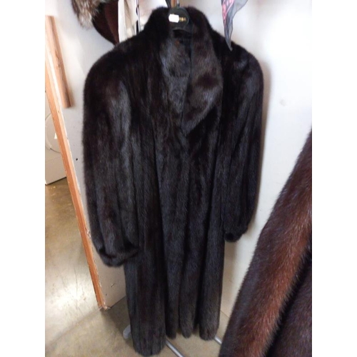 562 - A long mink coat, 2 short coats and 2 fur hats.

All appear in good condition.
No missing fur, moult... 