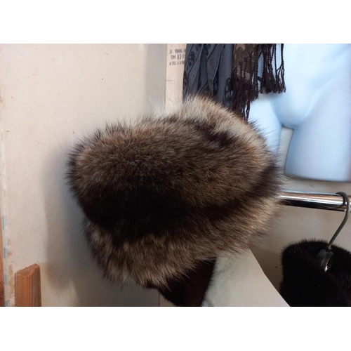 562 - A long mink coat, 2 short coats and 2 fur hats.

All appear in good condition.
No missing fur, moult... 