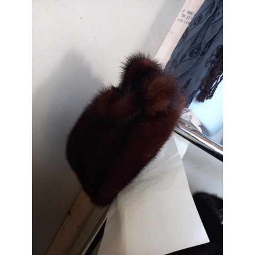 562 - A long mink coat, 2 short coats and 2 fur hats.

All appear in good condition.
No missing fur, moult... 