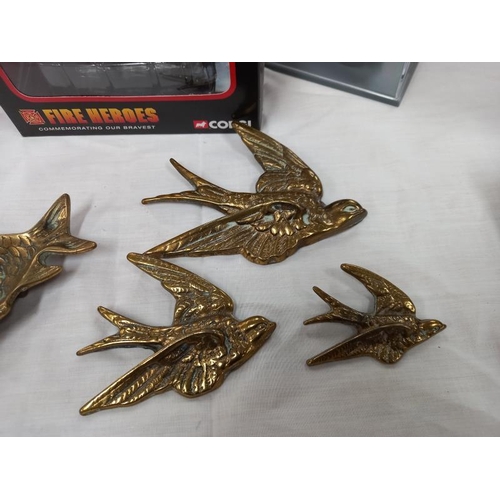 568 - A set of 3 brass graduate bird wall ornaments and 2 fish dishes.