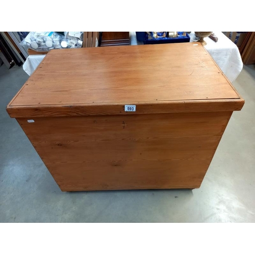 593 - A large tin lined pine box. 84cm x 53cm x 70cm.