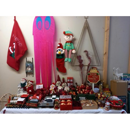 606 - A large lot of good Christmas decorations