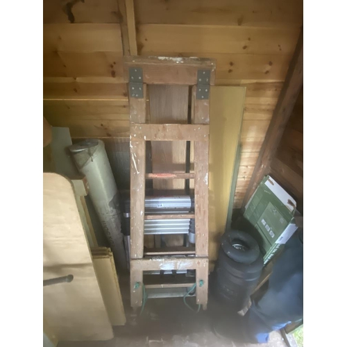 114 - An extending metal telescopic ladder. Collect Only.