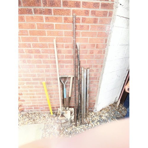 137 - 4 Crowbars, 3 shovels, a sledge hammer and 3 long tyre levers. Collect Only.