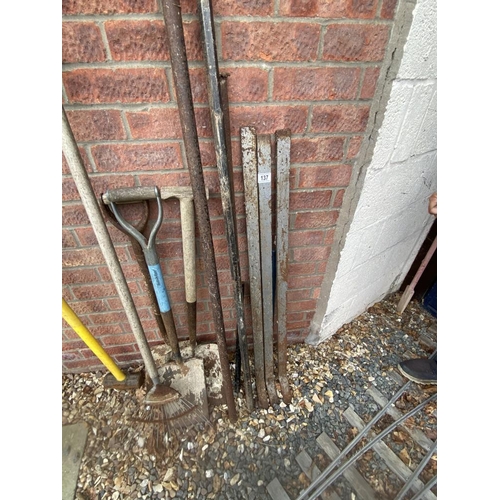 137 - 4 Crowbars, 3 shovels, a sledge hammer and 3 long tyre levers. Collect Only.