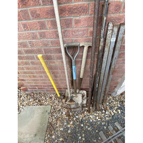 137 - 4 Crowbars, 3 shovels, a sledge hammer and 3 long tyre levers. Collect Only.