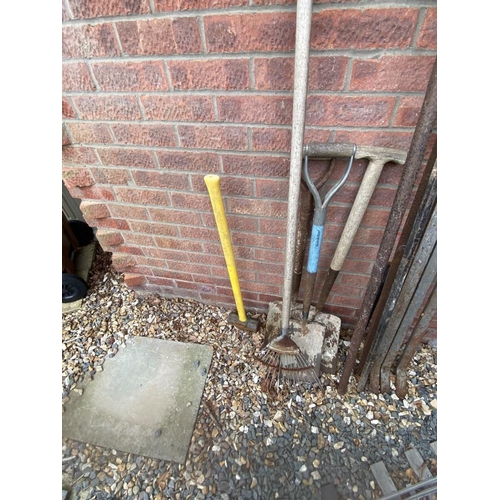 137 - 4 Crowbars, 3 shovels, a sledge hammer and 3 long tyre levers. Collect Only.