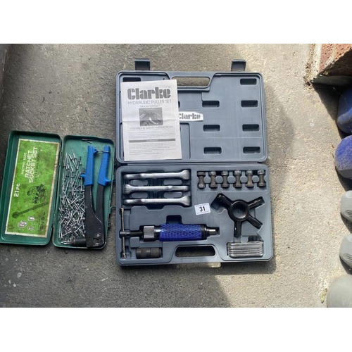 31 - A Clarke professional hydraulic puller set. Collect Only.