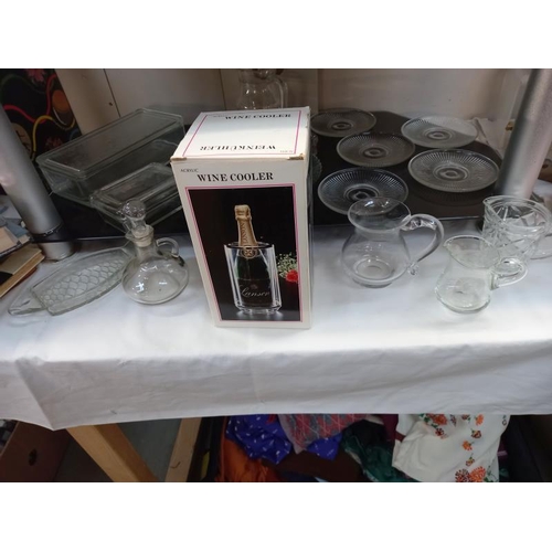 530 - A large quantity of glassware including Dishes.
Collect Only.