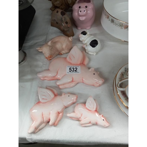 532 - A quantity of ornaments including a set of 3 graduated flying pigs.