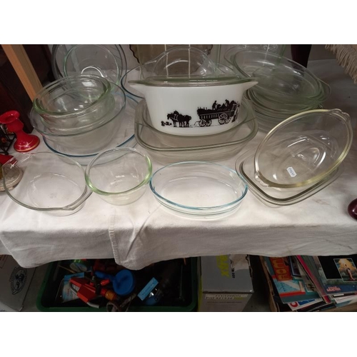 540 - A quantity of Pyrex and glass cooking bowls.
Collect Only.