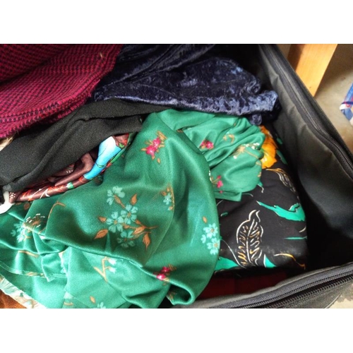 558 - A suitcase and box of vintage linen including 1970's green floral pattern.