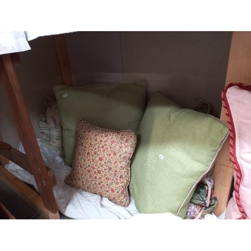 564 - A quantity of cushions.