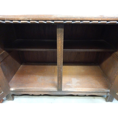 579 - An oak dresser. 2 drawers, 93 cm x 44cm height 82cm. Collect Only.