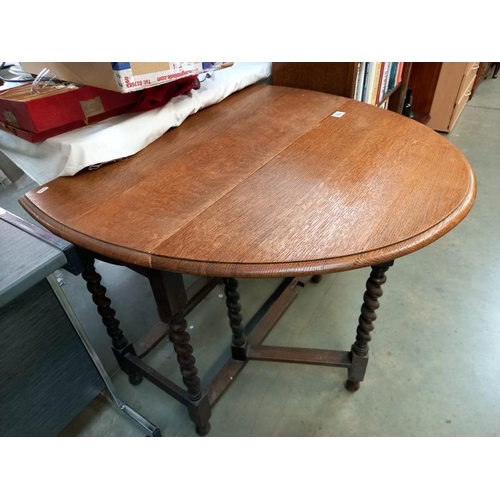 592 - A 1930's oak galley table with barley twist legs. Closed 91cm x 40cm x height 74cm, Open 91cm x 118c... 