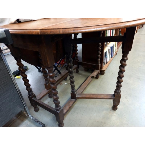 592 - A 1930's oak galley table with barley twist legs. Closed 91cm x 40cm x height 74cm, Open 91cm x 118c... 