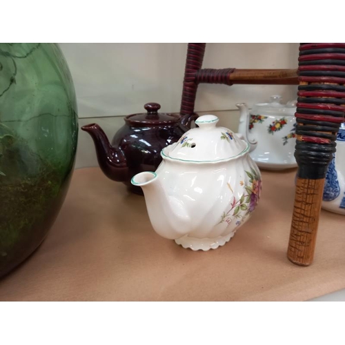 593 - A selection of vintage teapots including blue and white George Jones.