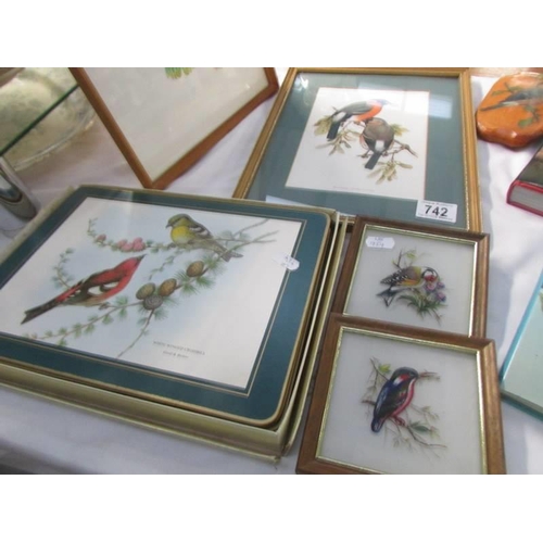 742 - 2 bird books, 5 bird pictures and a set of bird decorated table mats.