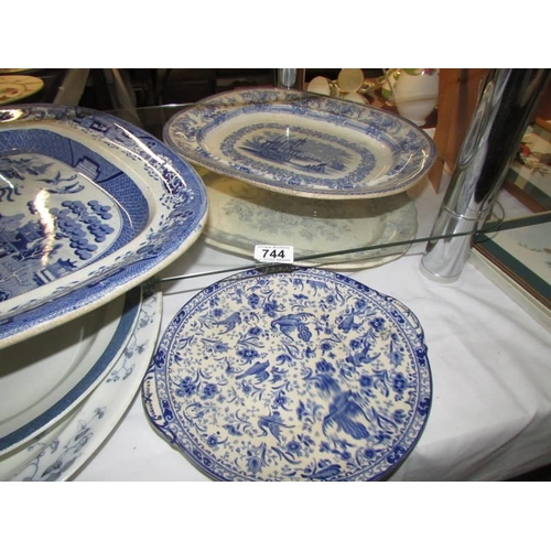 744 - A good lot of blue and white meat platters. COLLECT ONLY.